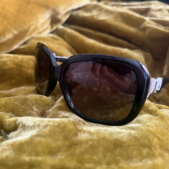 Chanel sunglasses with bows - Picture 5 of 10